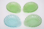Quatro saboneteiras em vidro  sendo: 3 nas cores verdes e 1 azul. Medindo 13 x 10,5 cm