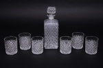 Garrafa em vidro translúcido, decoração bico de jaca, contendo 6 copos. Altura 24,5 cm; Altura 9 cm. (Garrafa com mofo)