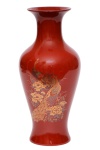 Vaso em porcelana chinesa, na cor rouger feer decorado em pinturas em dourado representando flores e folhagens, pavão e pássaro. Altura 25 cm.
