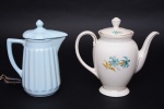 Duas peças: leiteira em porcelana na cor azul, elétrica, Altura 24,5 cm. (Fiação antiga). Bule em porcelana alemã para café, decoração floral, Altura  24 cm.