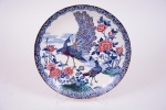 Medalhão em porcelana japonesa, marcado ao fundo , decorado com pinturas flores, folhagens e pavão e pássaro. Diam 32,5 cm.