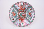 Prato de porcelana Chinesa, manufatura macau, decorações com figuras , paisagens, flores, folhagens e pássaro. Diam. 26,5 cm