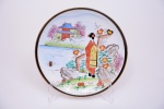 Prato em porcelana oriental, borda em douração, decorado com pinturas de paissagens e gueixa, Diam. 24 cm.