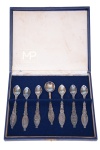 Sete colheres de coleção em prata 99,  sendo uma para açucar, e seis para café no estojo. Medida 10 cm.
