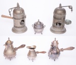 Seis peças em metal, sendo: A) 2 lampiões antigos, medindo 20 cm. ( No estado)  B) 1 serviço para chá e café, contendo: 2 bules,  1 leiteira e 1 açucareiro. Medidas 18 cm; 11 cm.
