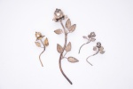 Quatro flores em metal para decoração de mesa, Medidas 29,5 cm; 9,5 cm. (Necessita banho)