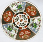 Prato em porcelana Imari Japão, decorado com flores e folhas e liteiras, século XX. Diâmetro=21 x 21 cm.