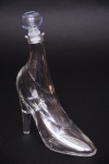 Elegante licoreiro em vidro translúcido na forma de sapato, marcado DEPOSE KEFLA - França, medindo 24 x 17 cm.