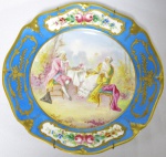 Prato de coleção em porcelana francesa, manufatura de Limoges, com pintura de cena campestre e casal de fidalgos, borda em dourado, pintura floral. Assinado. Diâmetro=24 x 24 cm.
