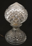 Luminária em cristal Tcheco, lapidação dita bico de jaca, um pequeno bicado na parte do encaixe da luminária, não aparece, na base alguns pequenos bicados. Altura=22 cm. Base=13.5 x 13.5 cm.