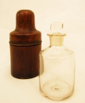 Vidro para perfume de viagem em vidro soprado, século XIX. Caixa em madeira. Altura do  perfumeiro=10 cm. Diâmetro=5 x5 cm. Caixa altura=12.5 cm. Diâmetro=6 x 6 cm.