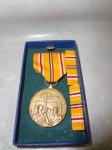 Medalha em bronze, United States Of América, datado 1941/1945, figuras de dois soldados armados, tendo no verso um pássaro. Diâmetro=3.5 x 3.5 cm. Dois broches da mesma bandeira, Medidas=3.5 1 cm.