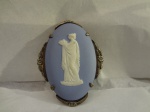 Wedgwood, broche em prata, camafeu em porcelana azul Wedgwood, Inglaterra. Medida=5.5 x 4 cm.