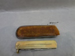 Antigo canivete banhado a ouro 12 kilates contrastado, com duas laminas em aço, caixa original em couro, fechado=7 x 1.5 cm.