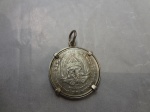 Pingente feito de moeda em prata, república do Panamá, 2.8 x 2.8 cm.
