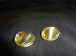 Par de brincos em prata com pedras em cristal amarelo. 3 x 2 cm.