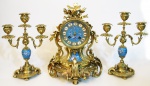 Magníficos guarniture relógio e par de candelabros, França século XIX, mostrador em porcelana, candelabros com detalhe em porcelana, encimado com pássaro. Funcionado. Máquina do relógio revisado. Medida do relógio. Altura=29 cm Largura=22.5 cm. Profundidade=14.5 cm, medida dos candelabros=25.5 cm Largura=18.5 cm Base=11 x 9.5 cm.