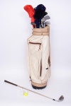 Golf, conjunto de 22 tacos para golf, 4 bolas, acondicionado em mala de couro original, marca Titleist made in USA. Altura da mala=1.14 cm.