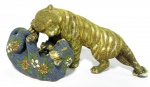 Belíssimo grupo escultórico em porcelana Japonesa, dois tigres brincando, decoração em esmalte, manufatura Satsuma.  Perfeita! Altura=16 cm. Comprimento=32 cm. Profundidade=13 cm.