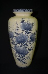 Vaso em porcelana branca com desenhos florais no tom azul, marca luso brasil 850. Med: 41 (altura) x 20 cm (diâmetro).