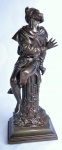 Escultura em petit bronze, representando Arlequim. Med: 34 (altura) x 13 (largura) x 11 cm (comprimento).