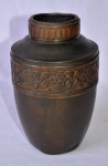 Antigo vaso em cobre cinzelado em alto relevo com motivos florais. Apresenta pequenos amassados. Med: 24 cm (altura) x 15 cm (diâmetro).