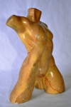 Escultura representando dorso masculino em gesso. Com pátina marrom, Década de 50. Med: 27 (altura) x 18 cm (largura).