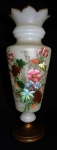 Elegante jarra em opalina leitosa com motivos florais. Base em madeira. De origem européia. Década de 20. Med: 41 (altura) x 16 cm (diâmetro).