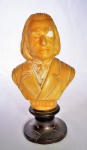 Escultura representando busto do compositor Franz Liszt. De origem européia. Base em cerâmica com pequeno trincado. Precisando de pequeno restauro em um dos olhos. Med: 19 (altura) x 10 cm (largura).