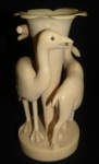 Grupo escultórico em osso, representando aves. Década de 30. Apresenta pequeno trincado. Med: 16 x 10 cm.