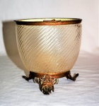 Elegante potiche em cristal com aro e base em Bronze, sem tampa. Europeu. Art déco. Med: 15 x 16 cm.