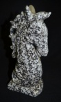 Escultura em gesso vitrificado e marmorizado representando cara de cavalo, apresenta orelha restaurada. Med: 28 x 12 x 9 cm.