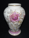 Belíssimo jarro em porcelana com desenhos florais em alto relevo. Med: 30 x 19 cm.