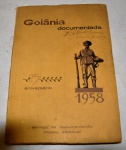 LIVRO - Goiânia documentada. Coletânea organizada por Oscar Sabino Junior escrita em 1958, mas publicada em 1960 como contribuição ao 25 aniversário de Goiânia. Em bom estado de conservação, apenas com folhas amareladas.