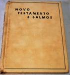 LIVRO - Novo testamento e salmos. Livro religioso do novo testamento e o número de seus capítulos publicado em 1962 pela sociedade bíblica do Brasil. Alguns desgastes do tempo e folhas amareladas.