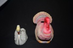 Med: galinha de cerâmica: 15 x 9 x 14 cm. ganso de porcelana: 11 x 14 x 7 cm.