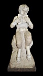 Escultura italiana esculpida em bloco único em mármore carrara, representando figura de Sátiro. Séc. XIX. Med. 105 (altura) x 41 (largura) x 37 cm (comprimento).
