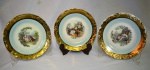 3 Elegantes pratos com bordas em folha de ouro, e ao centro motivo casal. Déc 40 Med: 20 cm.