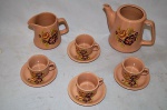 Aparelho de café composto de 6 peças, sendo um bule de café sem tampa, uma leiteira e quatro xícaras em cerâmica na cor rose com em motivos florais. Década de 40.