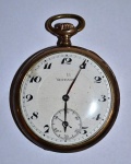 Raro relógio de algibeira da marca Movado banhado em ouro (plaque) e mostrador em porcelana. Sem garantia de funcionamento.