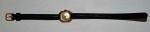Elegante relógio da marca Orient de pulso feminino com caixa em aço escovado 27 rubis e a borda banhada a ouro. Sem garantia de funcionamento.