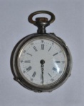 Elegante relógio de algibeira da marca Remontoir, com a caixa espessurada à prata 10 rubis e mostrador em porcelana. Sem garantia de funcionamento.