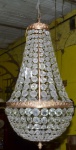 Elegante luminária com pingentes em cristal Tcheco. Correntes e armações em bronze, cinzelada. Med 53 cm (altura) e 53 cm (diâmetro).