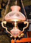 Elegante luminária em cristal Tcheco, no tom rosa, com cinzelo em alto relevo. Com forma de lampião. Década de 30. Med 75 cm (altura) e 30 cm (diâmetro).