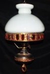 Luminária com a bacia em cristal leitoso, com aro em bronze, dividido em camadas de cristal no tom vinho. Base do ponto de luz em formato de lampião. Med 52 cm (altura) e 28 cm (diâmetro).