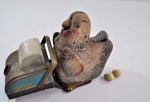 CURIOSIDADE - Antigo brinquedo de lata ( galinha poedeira) medindo 0,18cm de alt., 0,10cm de larg., 0,26cm de compr. NO ESTADO