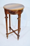 Pequena mesa de apoio estilo Luis XVI, na madeira imbúia medindo 0,86cm de alt., 0,45cm de diâmetro