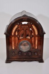 Antigo rádio capelinha, caixa em madeira, medindo 0,43cm de alt., 0,35cm de larg., 0,25cm de prof.