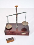 CURIOSIDADE - Antiga balança de ourives com caixa de pesos, medindo 0,30cm de alt., 0,26cm de larg., 0,13cm de prof. (OBS: faltam alguns pesos)