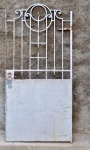DEMOLIÇÃO - portão social estilo art noveaux em ferro forjado na cor prata medindo 1,65cm de alt., 0,80cm de larg.